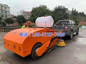 湖南省婁底市雙峰縣公路局養(yǎng)護(hù)中心彭站長與河南都市機(jī)械設(shè)備有限公司工程師喬主任,實(shí)地研究，精心設(shè)計(jì)制作了一款新型的皮卡車式道路清掃車
