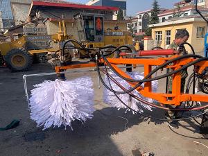 2020年11月11日山西省晉中市昔陽(yáng)縣公路管理段與河南都市機(jī)械設(shè)備有限公司合作，在宋段長(zhǎng)王隊(duì)長(zhǎng)凌師傅的精心安排指導(dǎo)下與喬主任祝師傅的積極努力，成功研制出了加寬雙護(hù)欄板600mm護(hù)欄清洗機(jī)